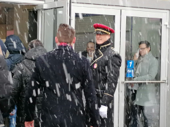 Die Messe Entertainment Experten empfangen die Messebesucher als DOORMEN auf dem Messegelände Hannover.