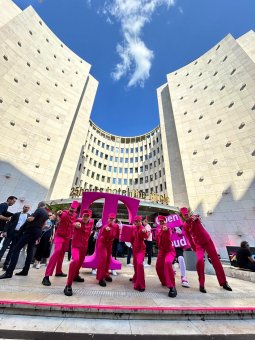 Der Walking Act DIE PAGEN auf dem digitalen Event DIGITAL X in Köln in Action vor dem 25hours Hotel in Köln.